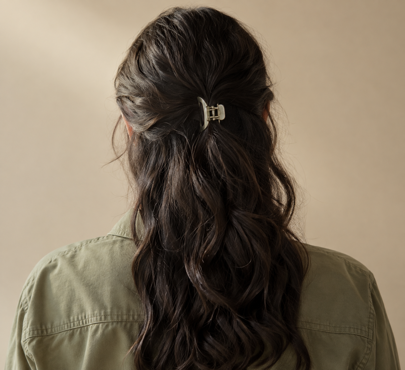 Cabelo e acessório por trás — imagem gerada a partir do prompt TANLABS.