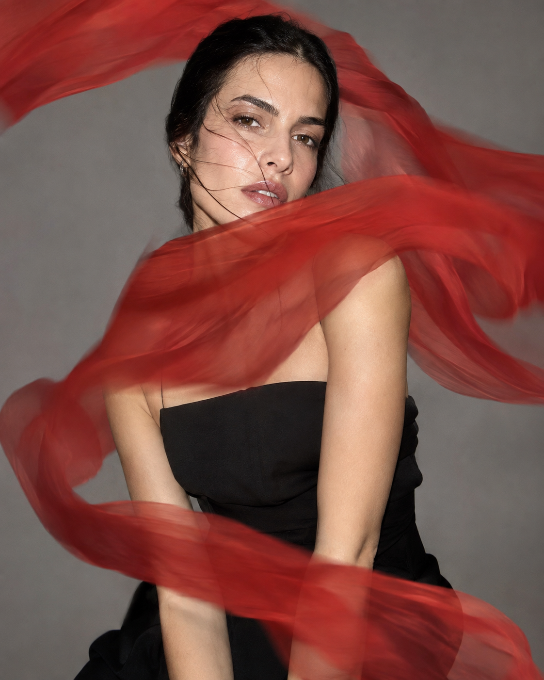 Lenço vermelho congelado pelo flash — imagem gerada por IA.