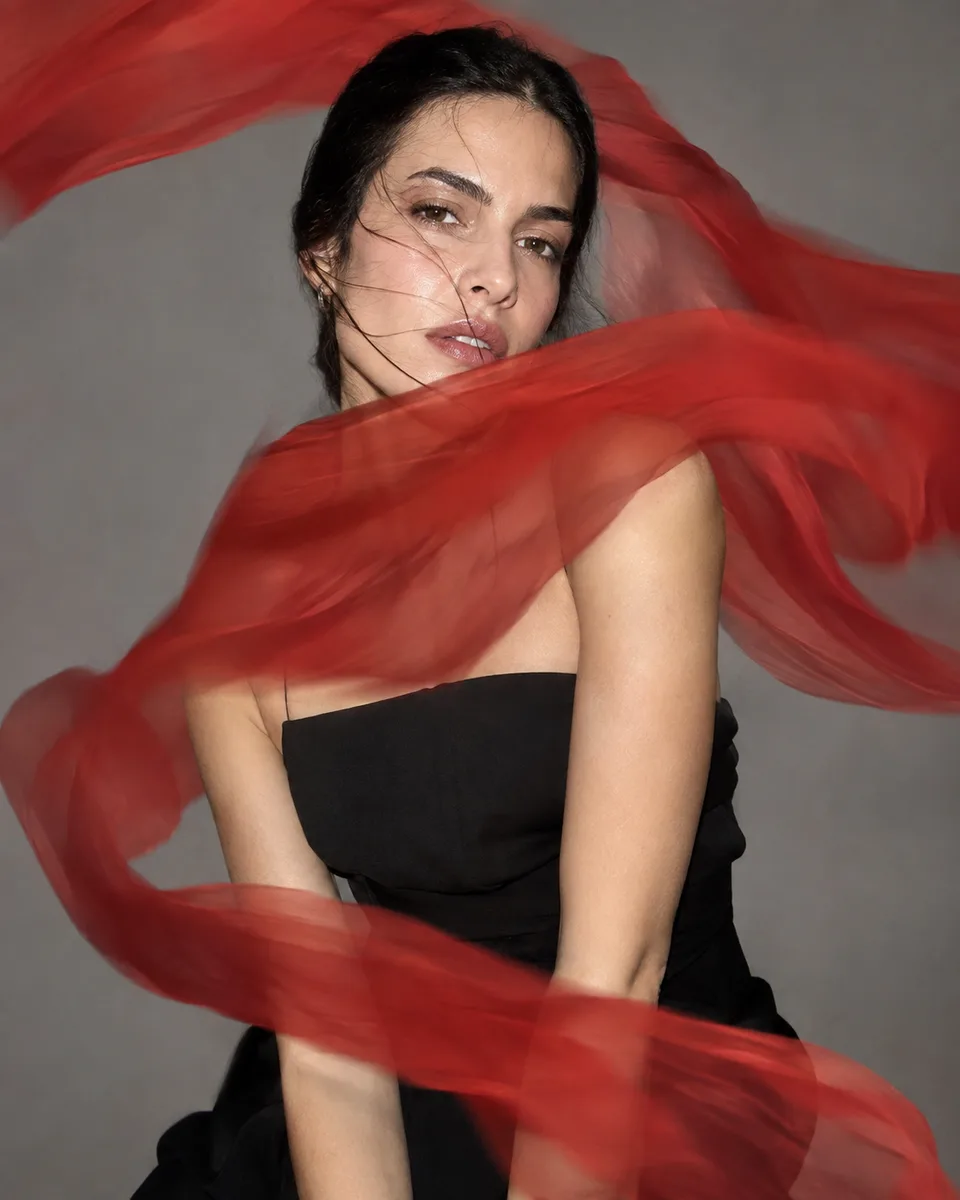 Lenço vermelho congelado pelo flash — imagem gerada por IA.