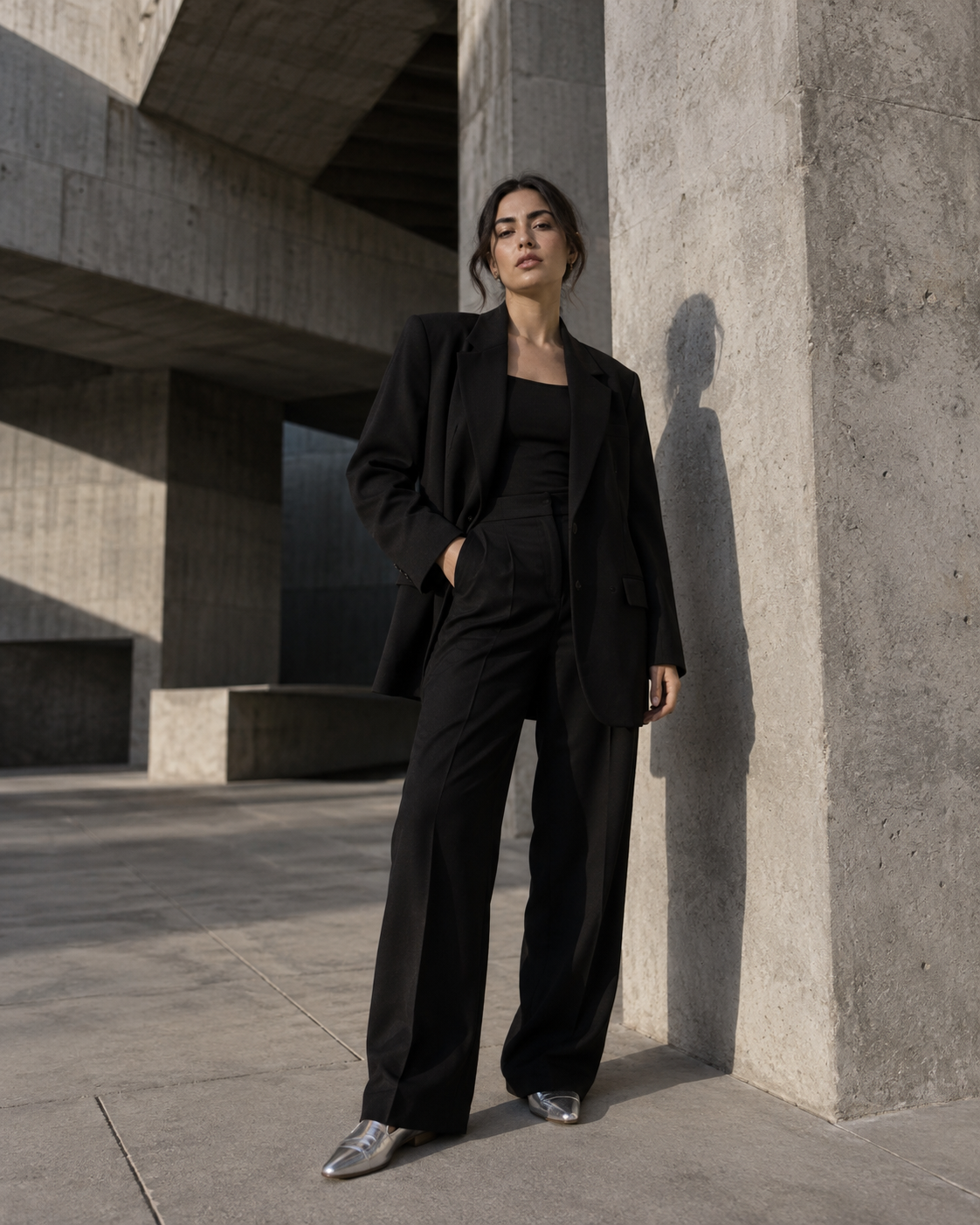 Pose entre volumes de concreto — imagem gerada por IA.